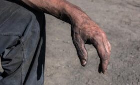 Тысячи горняков под землей: Россия обесточила угольные шахты в Днепропетровской области