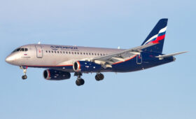 Сломался прямо в воздухе: в России экстренно посадили самолет со 160 пассажирами на борту