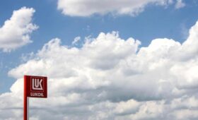 Зависимая от «Лукойла»: «соседке» Украины грозит топливный кризис из-за санкций США