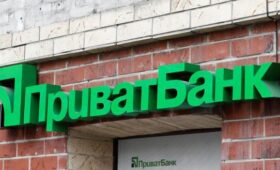 В «ПриватБанке» подешевел доллар: актуальный курс валют на пятницу