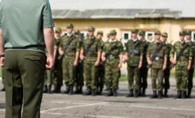 Путин превращает школьные классы в армейские полигоны, — WSJ