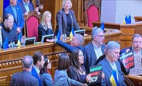 Отставка Галущенко и Гринчук: оппозиция заблокировала трибуну, Рада ушла на перерыв