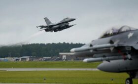 В США истребитель F-16 перехватил гражданский самолет вблизи резиденции Трампа