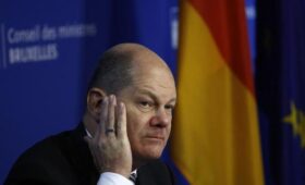 Шольц признался, что его правительство развалилось из-за Украины, и раскрыл подробности