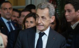 Саркози освободили из тюрьмы после 20 дней заключения, но он останется под наблюдением