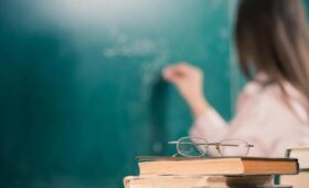 Зарплаты учителей в 2026 году вырастут: названа минимальная сумма оклада педагогов