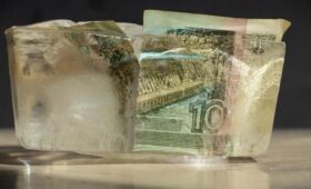 В ЕС имеют несовершенное решение по репарационному кредиту для Украины: FT раскрыла детали