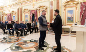 Зеленский наградил 10 энергетиков ДТЭК за возвращение света после обстрелов