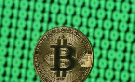 Биткойн опускается все ниже: аналитики озвучили «критическую черту»