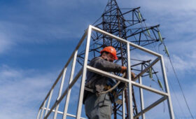 «Свет держится»: Известные украинцы поздравили энергетиков с днем энергетика