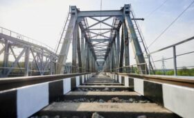 Советская «ровнялка» грузовых тарифов ведет «Укрзализныцю» к убыткам, — эксперт