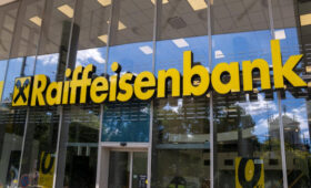 Россия не отпускает Raiffeisen: от банка требуют сотни миллионов евро