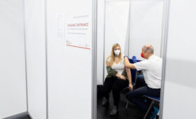 Вакцинация против COVID связана со снижением смертности — исследование