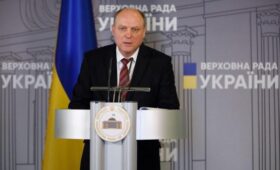 Нардеп о повышении выплат: Мы не должны в рваных штанах бегать попрошайкой