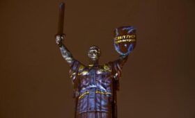 Свет держится: накануне Дня энергетика в Киеве символически подсветили Родину-Мать