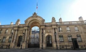 Опять ограбление во Франции: из Елисейского дворца украли ценное столовое серебро и фарфор