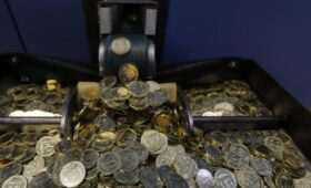 С бриллиантом и позолотой: Нацбанк выпустил особую памятную монету к Рождеству (фото)