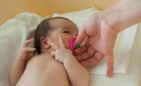 В Украине изменят срок для ключевой прививки в роддоме: объяснение врача