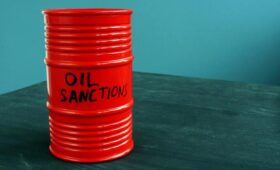 Вместо «потолка цен»: ЕС и G7 нашли более болезненные санкции против нефти из РФ, — Reuters