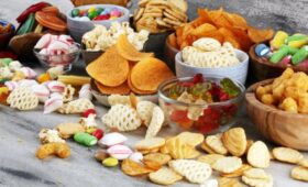 Какая еда вредит кишечнику: гастроэнтеролог назвал худший перекус