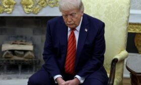 Трамп становится «хромой уткой» и теряет влияние даже в своей партии, — The Atlantic