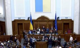 «Евросолидарность» заблокировала трибуну Рады: требует отставки правительства