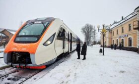 В Киевской области из-за аварии на ЛЭП задержали ряд поездов