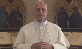 Чат-боты чрезмерно «ласковы»: Папа Римский предупредил об опасности ИИ