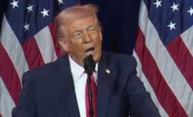 Трамп обрушился с угрозами на премьера Гренландии из-за желания остаться с Данией