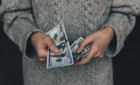 Украинцы в 2025 году установили исторический рекорд по скупке долларов и евро