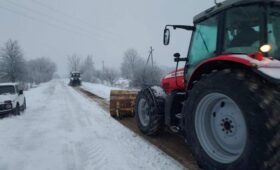 Из-за метели на дорогах Украины вводят ограничения для транспорта: где худшая ситуация