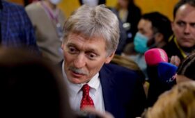 Песков пожаловался, что некоторые страны почему-то «яростно ненавидят» Россию и россиян