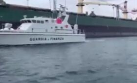 Италия впервые арестовала танкер из «теневого флота» России: какие причины