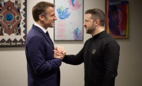 Макрону пришлось оправдываться перед Зеленским из-за отпущенного танкера россиян