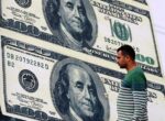 Доллар начал 2026 год с роста: в Reuters раскрыли причины