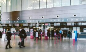 Снегопад парализовал третий по величине аэропорт Польши: ряд рейсов отменили