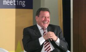 Шредер отказался отдать документы о разговорах со своим другом Путиным