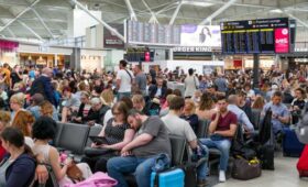 Аэропорт Амстердама отменил минимум 700 рейсов из-за погодного коллапса