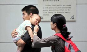 Китай стремительно теряет людей, а рождаемость не растет: правительство показало цифры