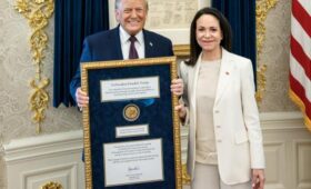 Трамп принял Нобелевскую премию мира от оппозиционерки из Венесуэлы