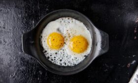 Диетологи назвали 8 продуктов, в которых витамина B12 намного больше, чем в яйцах