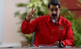 Вытащили прямо из спальни: Трамп показал фото пленного Мадуро