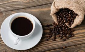С кофеином или без: диетолог объяснил, какой кофе лучше пить