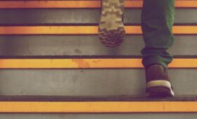 Одышка при подъеме по лестнице: врачи поделились, нормально ли это