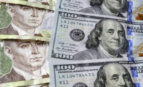 Сколько будут стоить 100 долларов в Украине в первый месяц 2026 года: прогноз банкира