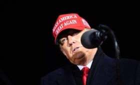 Трамп усиливает спекуляции по Гренландии, Кубе и Колумбии после свержения Мадуро, — AP