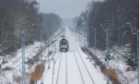 Из-за аномальной погоды в Украине затруднено движение поездов: какие рейсы задерживаются