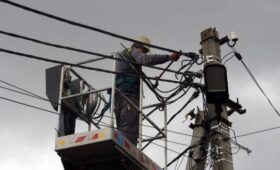 Более 600 ремонтных бригад ДТЭК непрерывно устраняют последствия обстрелов