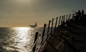 Три авианосца США направились на Ближний Восток и в Европу: Forbes объяснил, что происходит