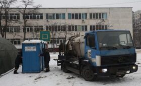 Чиновника, который хочет рыть выгребные ямы в Киеве, нужно самого туда засунуть, – эксперт